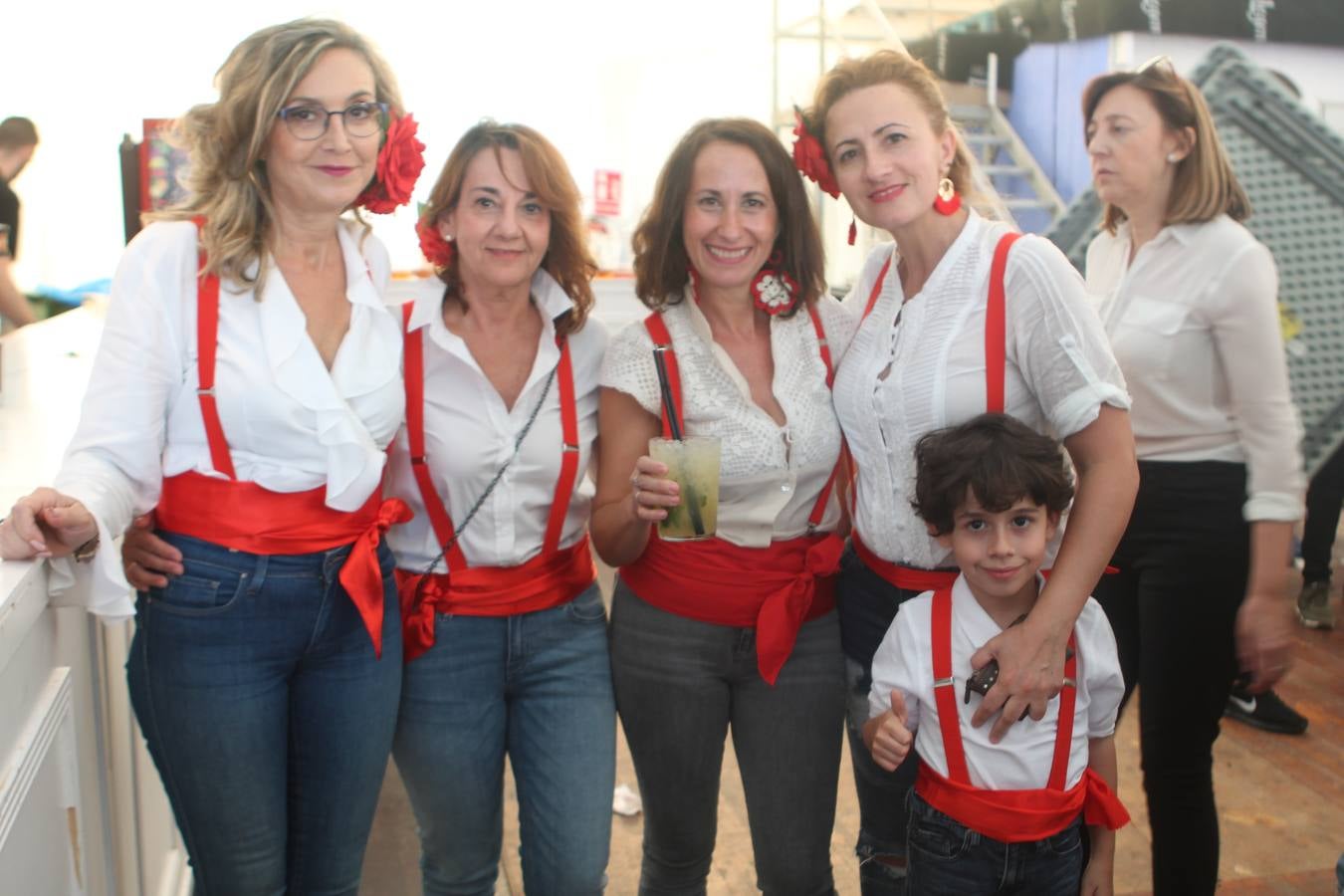 En La Vestida no estaba muy claro si sería una jornada fructífera, pero lo cierto es que lo fue: las decenas de comidas del mediodía se alargaron con las copas de la tarde, para dar paso a la noche, a la que solo llegaron los valientes