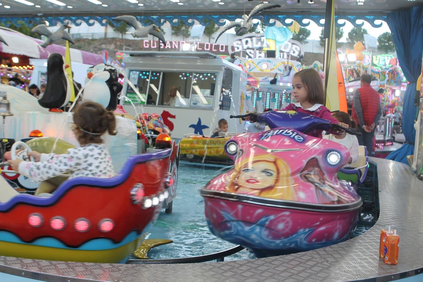 En La Vestida no estaba muy claro si sería una jornada fructífera, pero lo cierto es que lo fue: las decenas de comidas del mediodía se alargaron con las copas de la tarde, para dar paso a la noche, a la que solo llegaron los valientes. 