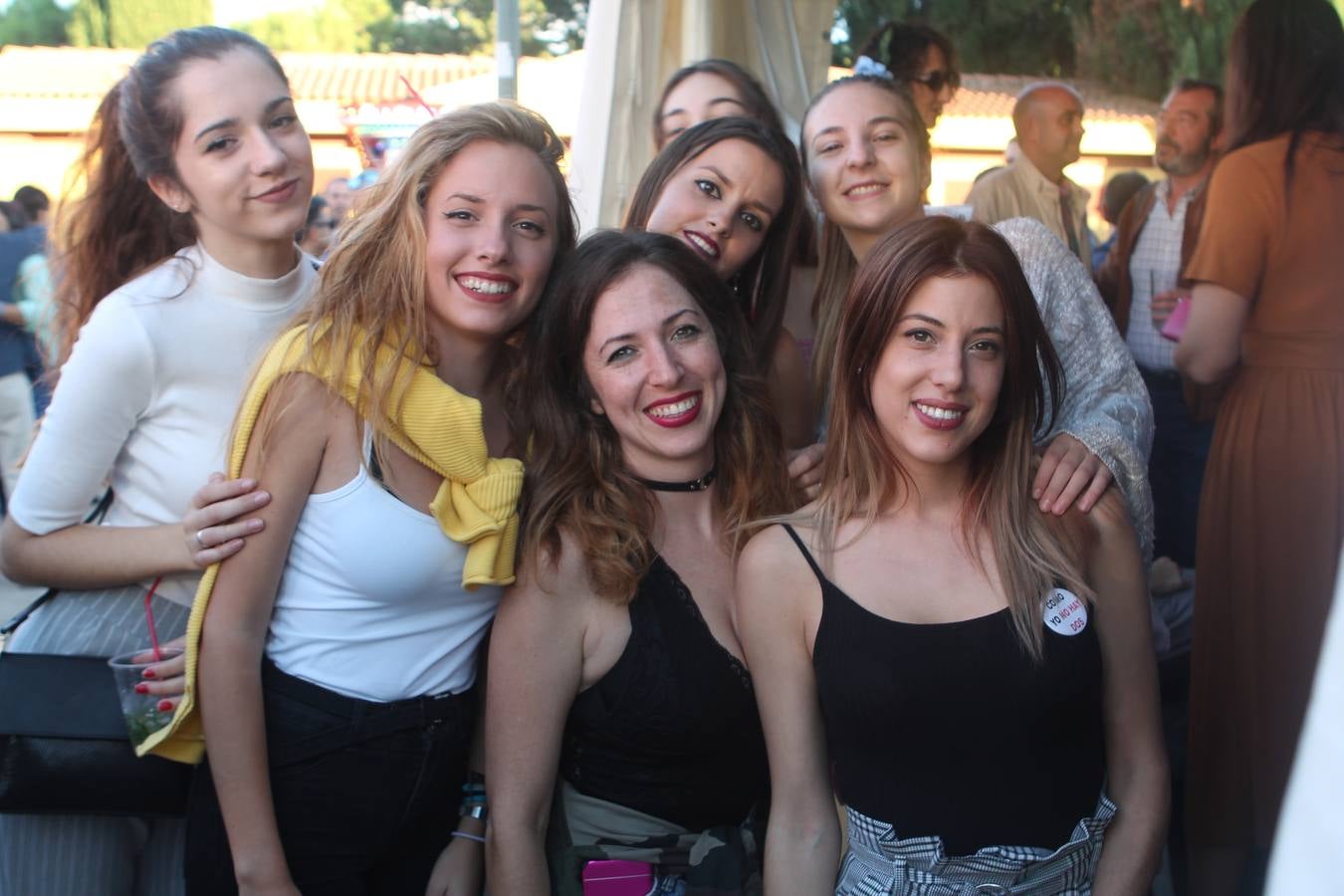 En La Vestida no estaba muy claro si sería una jornada fructífera, pero lo cierto es que lo fue: las decenas de comidas del mediodía se alargaron con las copas de la tarde, para dar paso a la noche, a la que solo llegaron los valientes. 