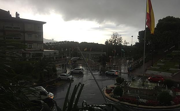 Imagen del centro de Motril donde parece de noche. 