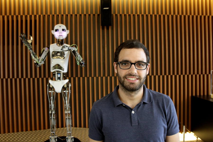 Fotografías tomadas durante la entrevista realizada a Javier Vargas (Granada, 1994) en el Parque de las Ciencias de Granada. Una entrevista en la que nos cuenta los secretos de su trabajo en El Hormiguero, cómo llegó a la televisión gracias a un whatsapp y reflexiona sobre la juventud, la importancia de la vocación, las tapas... Si te apetece leer  la entrevista completa y ver los vídeos, pincha aquí