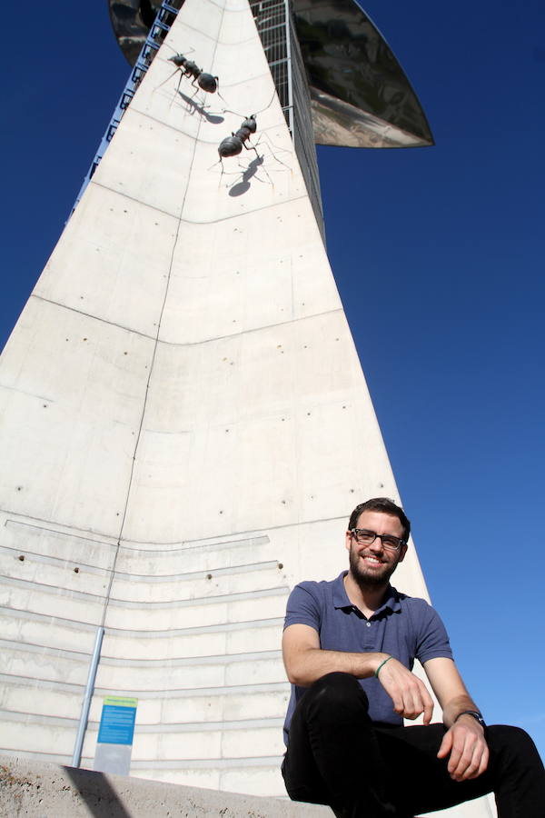 Fotografías tomadas durante la entrevista realizada a Javier Vargas (Granada, 1994) en el Parque de las Ciencias de Granada. Una entrevista en la que nos cuenta los secretos de su trabajo en El Hormiguero, cómo llegó a la televisión gracias a un whatsapp y reflexiona sobre la juventud, la importancia de la vocación, las tapas... Si te apetece leer  la entrevista completa y ver los vídeos, pincha aquí