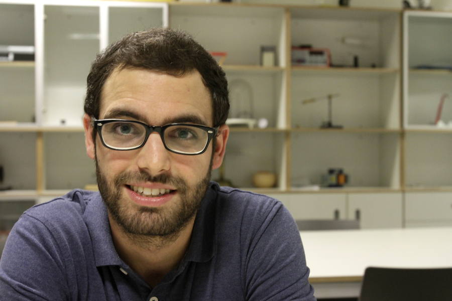 Fotografías tomadas durante la entrevista realizada a Javier Vargas (Granada, 1994) en el Parque de las Ciencias de Granada. Una entrevista en la que nos cuenta los secretos de su trabajo en El Hormiguero, cómo llegó a la televisión gracias a un whatsapp y reflexiona sobre la juventud, la importancia de la vocación, las tapas... Si te apetece leer  la entrevista completa y ver los vídeos, pincha aquí