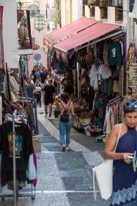 Las calles Elvira y Calderería Nueva y Vieja recobrarán su imagen y estilo original, lo que se traduce en que dejarán de tener ese sabor a zoco árabe y serán unas calles iguales a las otras muchas que cruzan la ciudad de Granada, tras la ofensiva municipal de multar los incumplimientos de las tiendas y negocios del Albaicín.