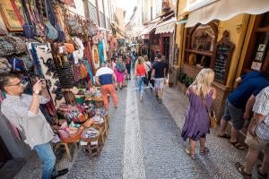 Las calles Elvira y Calderería Nueva y Vieja recobrarán su imagen y estilo original, lo que se traduce en que dejarán de tener ese sabor a zoco árabe y serán unas calles iguales a las otras muchas que cruzan la ciudad de Granada, tras la ofensiva municipal de multar los incumplimientos de las tiendas y negocios del Albaicín.