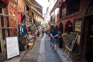 Las calles Elvira y Calderería Nueva y Vieja recobrarán su imagen y estilo original, lo que se traduce en que dejarán de tener ese sabor a zoco árabe y serán unas calles iguales a las otras muchas que cruzan la ciudad de Granada, tras la ofensiva municipal de multar los incumplimientos de las tiendas y negocios del Albaicín.