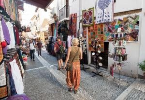 Las calles Elvira y Calderería Nueva y Vieja recobrarán su imagen y estilo original, lo que se traduce en que dejarán de tener ese sabor a zoco árabe y serán unas calles iguales a las otras muchas que cruzan la ciudad de Granada, tras la ofensiva municipal de multar los incumplimientos de las tiendas y negocios del Albaicín.