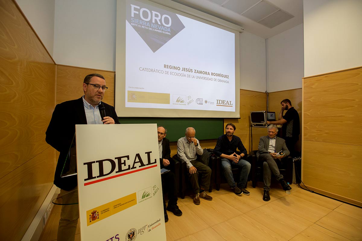Imágenes del desarrollo del Foro IDEAL de Biodiversidad con los principales expertos en cambio global, celebrado el 18 de octubre de 2018 en la Escuela de Ingenieros de Caminos de la UGR, organizado por IDEAL y la Fundación Biodiversidad del MInisterio para la Transición Ecológica. Con Javier Sánchez, director del Parque Nacional y Natural de Sierra Nevada, Regino Zamora, catedrático de Ecología de la UGR y José Miguel Barea, Técnico de la Agencia de Medio Ambiente y Agua de Andalucía, con el periodista Juan Enrique Gómez como moderador.