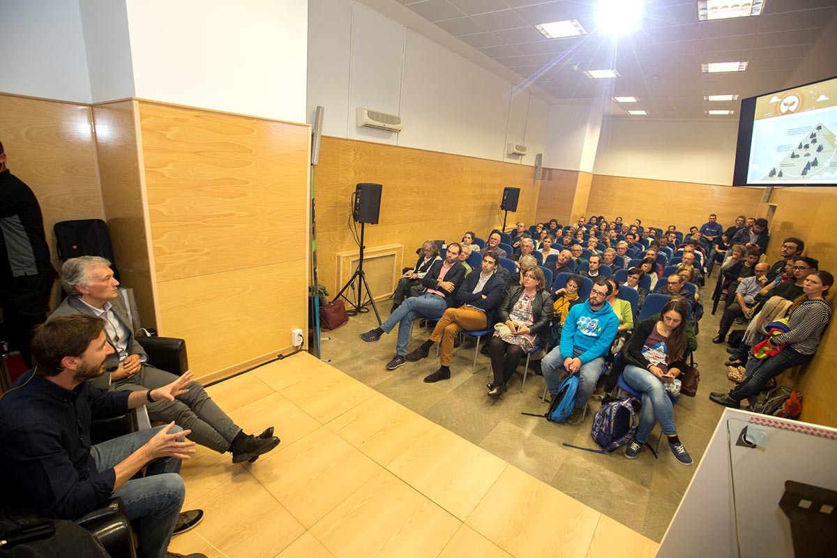 Imágenes del desarrollo del Foro IDEAL de Biodiversidad con los principales expertos en cambio global, celebrado el 18 de octubre de 2018 en la Escuela de Ingenieros de Caminos de la UGR, organizado por IDEAL y la Fundación Biodiversidad del MInisterio para la Transición Ecológica. Con Javier Sánchez, director del Parque Nacional y Natural de Sierra Nevada, Regino Zamora, catedrático de Ecología de la UGR y José Miguel Barea, Técnico de la Agencia de Medio Ambiente y Agua de Andalucía, con el periodista Juan Enrique Gómez como moderador.