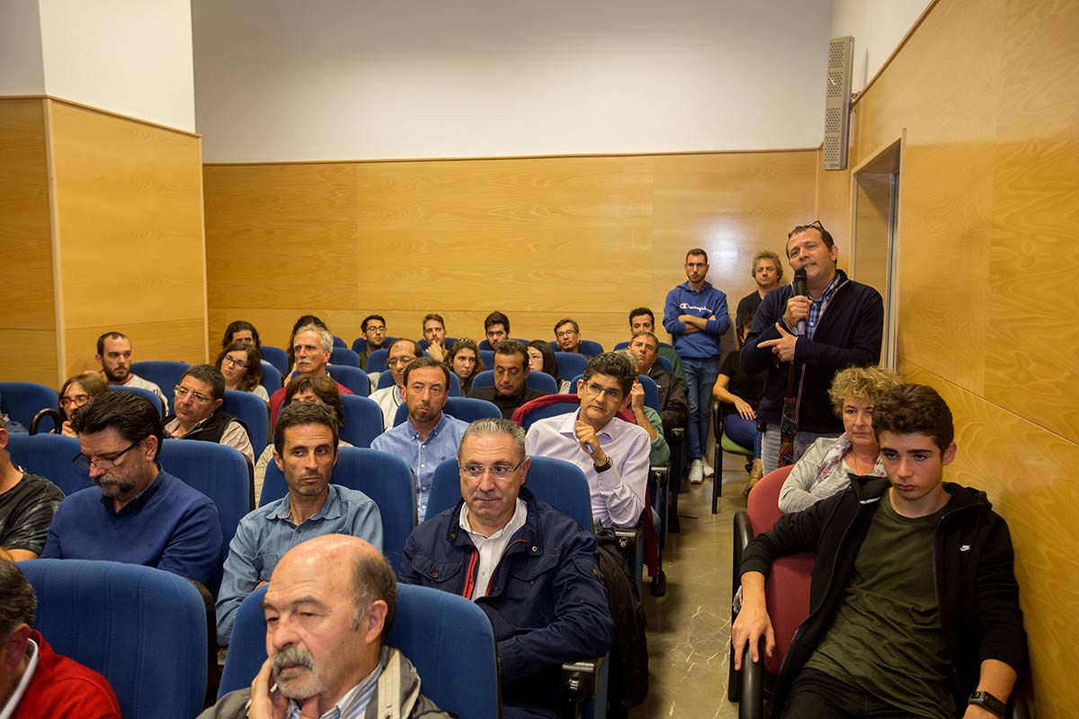 Imágenes del desarrollo del Foro IDEAL de Biodiversidad con los principales expertos en cambio global, celebrado el 18 de octubre de 2018 en la Escuela de Ingenieros de Caminos de la UGR, organizado por IDEAL y la Fundación Biodiversidad del MInisterio para la Transición Ecológica. Con Javier Sánchez, director del Parque Nacional y Natural de Sierra Nevada, Regino Zamora, catedrático de Ecología de la UGR y José Miguel Barea, Técnico de la Agencia de Medio Ambiente y Agua de Andalucía, con el periodista Juan Enrique Gómez como moderador.
