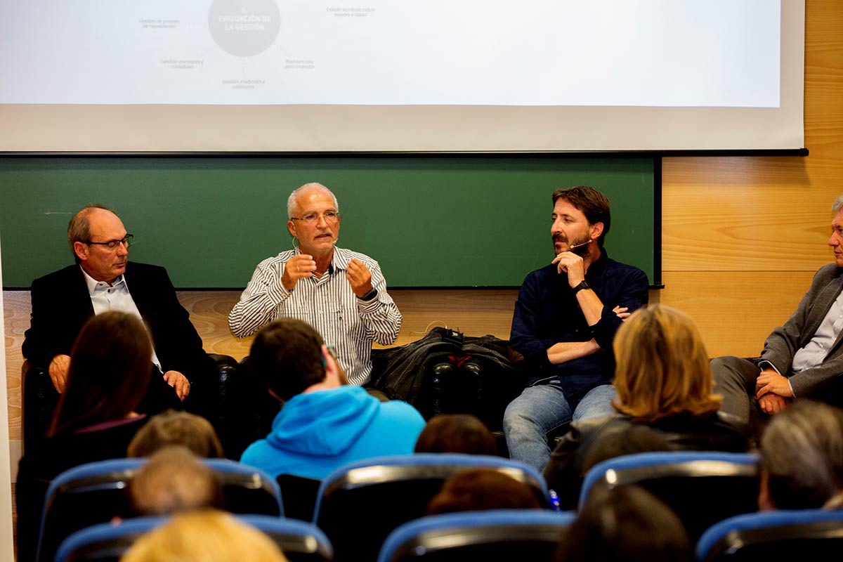 Imágenes del desarrollo del Foro IDEAL de Biodiversidad con los principales expertos en cambio global, celebrado el 18 de octubre de 2018 en la Escuela de Ingenieros de Caminos de la UGR, organizado por IDEAL y la Fundación Biodiversidad del MInisterio para la Transición Ecológica. Con Javier Sánchez, director del Parque Nacional y Natural de Sierra Nevada, Regino Zamora, catedrático de Ecología de la UGR y José Miguel Barea, Técnico de la Agencia de Medio Ambiente y Agua de Andalucía, con el periodista Juan Enrique Gómez como moderador.