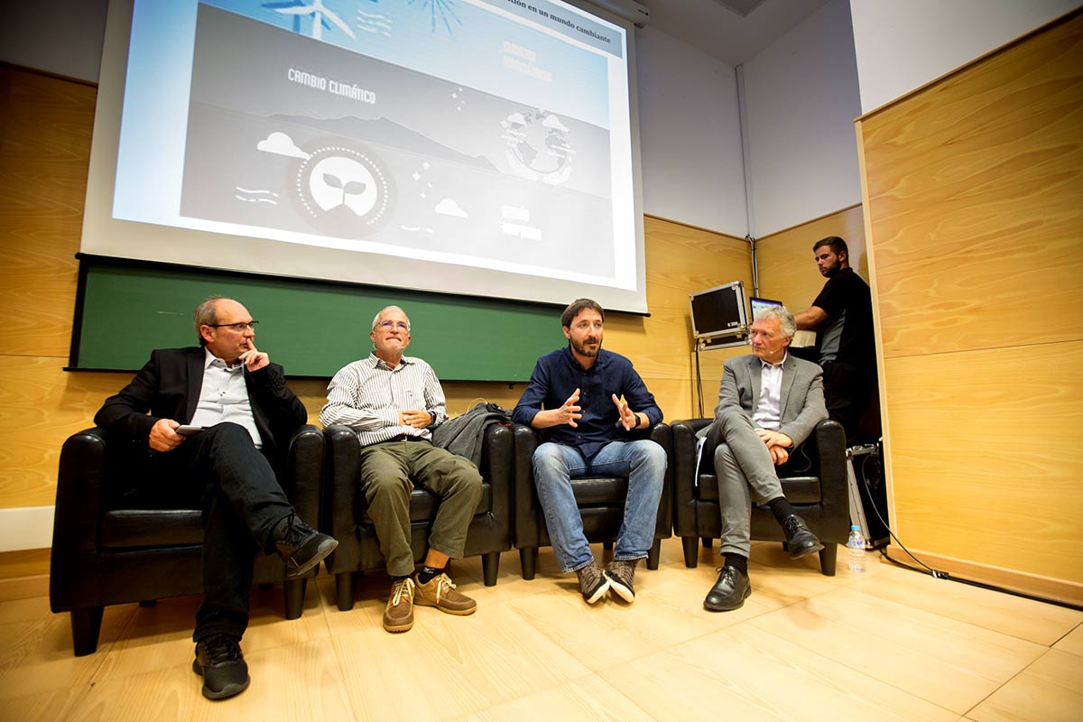 Imágenes del desarrollo del Foro IDEAL de Biodiversidad con los principales expertos en cambio global, celebrado el 18 de octubre de 2018 en la Escuela de Ingenieros de Caminos de la UGR, organizado por IDEAL y la Fundación Biodiversidad del MInisterio para la Transición Ecológica. Con Javier Sánchez, director del Parque Nacional y Natural de Sierra Nevada, Regino Zamora, catedrático de Ecología de la UGR y José Miguel Barea, Técnico de la Agencia de Medio Ambiente y Agua de Andalucía, con el periodista Juan Enrique Gómez como moderador.