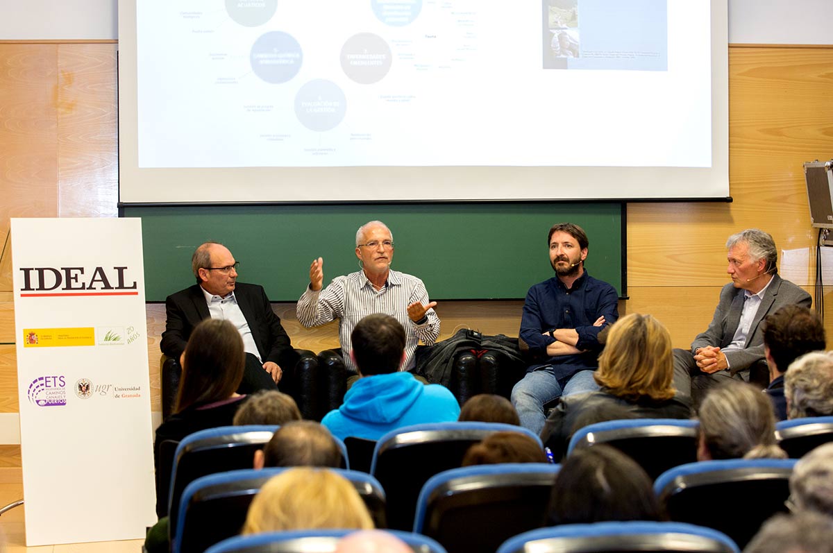 Imágenes del desarrollo del Foro IDEAL de Biodiversidad con los principales expertos en cambio global, celebrado el 18 de octubre de 2018 en la Escuela de Ingenieros de Caminos de la UGR, organizado por IDEAL y la Fundación Biodiversidad del MInisterio para la Transición Ecológica. Con Javier Sánchez, director del Parque Nacional y Natural de Sierra Nevada, Regino Zamora, catedrático de Ecología de la UGR y José Miguel Barea, Técnico de la Agencia de Medio Ambiente y Agua de Andalucía, con el periodista Juan Enrique Gómez como moderador.