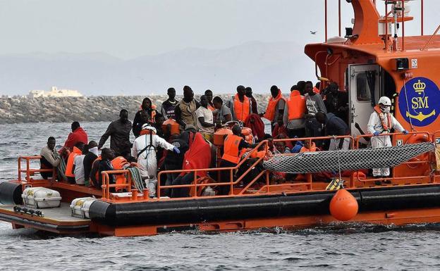 La tripulación del pesquero 'El Secre' de Almería rescata una patera con 36 personas, una de ellas en el mar