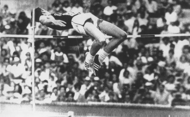 El salto de Dick Fosbury en los Juegos Olímpicos de México que supuso una revolución. 