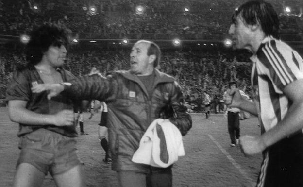 Ángel Mur (hijo), mediando en una discusión entre Maradona y Sarabia durante la final de la Copa del Rey de 1984. 