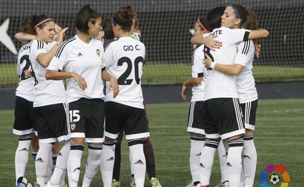 Jugadoras del Valencia Féminas celebrando un tanto.