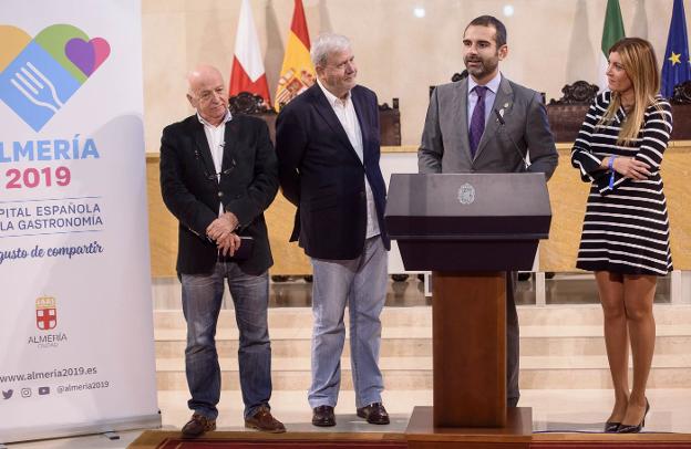 Los representantes del jurado en el Ayuntamiento, junto al alcalde y la concejal de Promoción de la Ciudad.