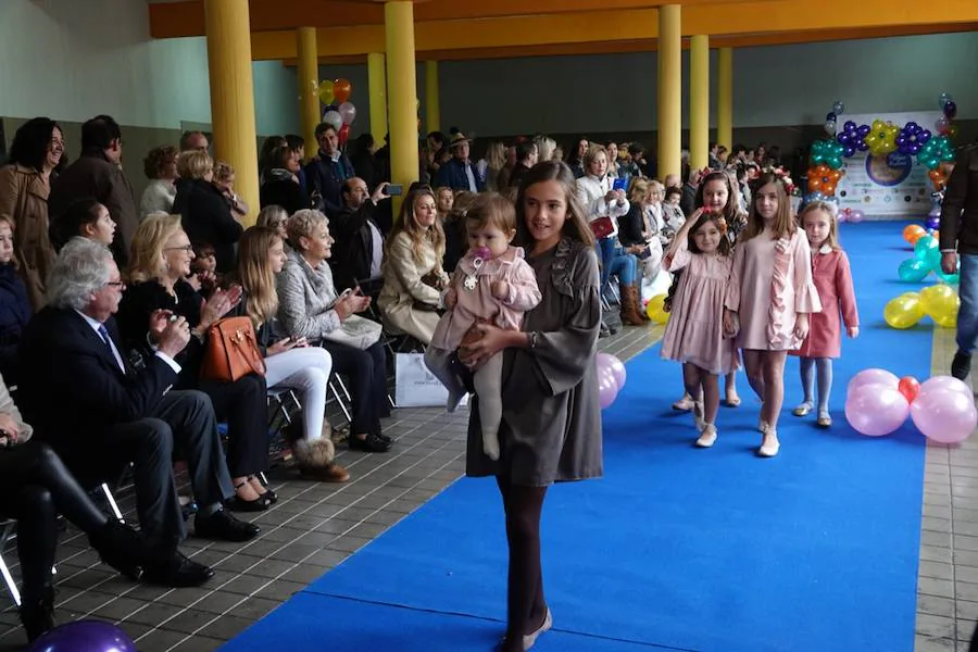 El Colegio La Presentación ha acogido este sábado uin desfile infantil organizado por la Asociación Diseño y Moda, cuya recaudación va destinada al proyecto 'Pídeme La Luna'