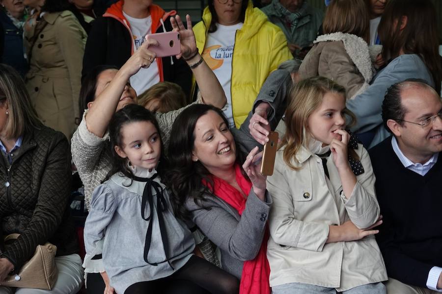 El Colegio La Presentación ha acogido este sábado uin desfile infantil organizado por la Asociación Diseño y Moda, cuya recaudación va destinada al proyecto 'Pídeme La Luna'