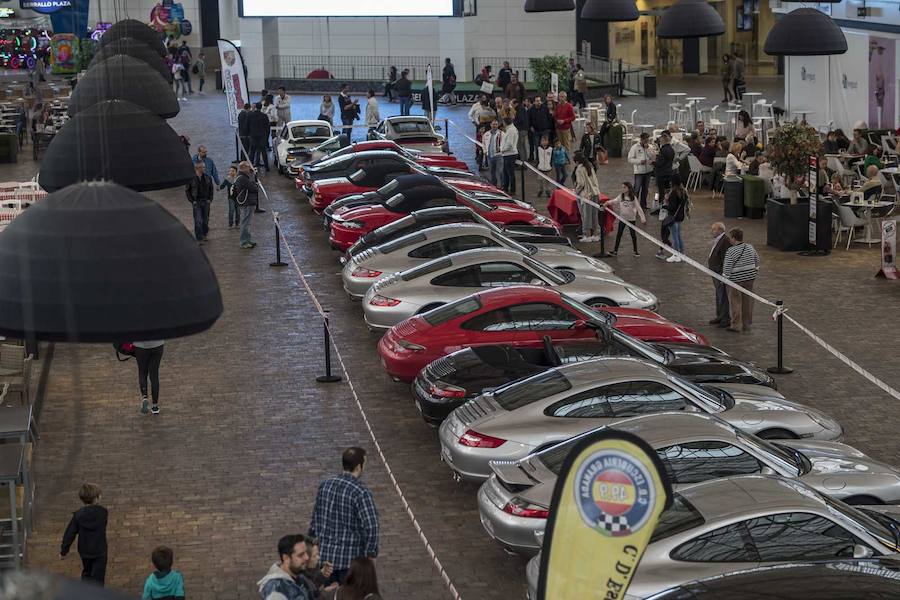 Desde las 10 de la mañana, los granadinos pueden visitar en el Centro Comercial Serrallo Plaza esta llamativa exposición repleta de coches de lujo. Diversos vehículos de marca Porsche están expuestos para los asistentes al lugar.