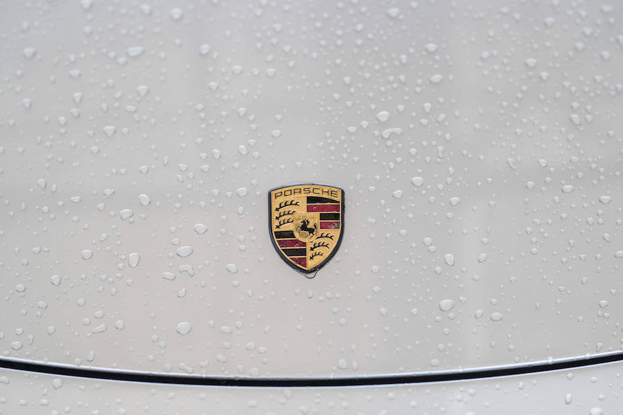 Desde las 10 de la mañana, los granadinos pueden visitar en el Centro Comercial Serrallo Plaza esta llamativa exposición repleta de coches de lujo. Diversos vehículos de marca Porsche están expuestos para los asistentes al lugar.