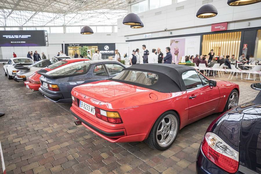 Desde las 10 de la mañana, los granadinos pueden visitar en el Centro Comercial Serrallo Plaza esta llamativa exposición repleta de coches de lujo. Diversos vehículos de marca Porsche están expuestos para los asistentes al lugar.