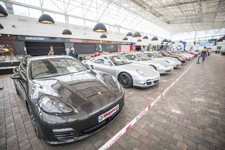 Desde las 10 de la mañana, los granadinos pueden visitar en el Centro Comercial Serrallo Plaza esta llamativa exposición repleta de coches de lujo. Diversos vehículos de marca Porsche están expuestos para los asistentes al lugar.