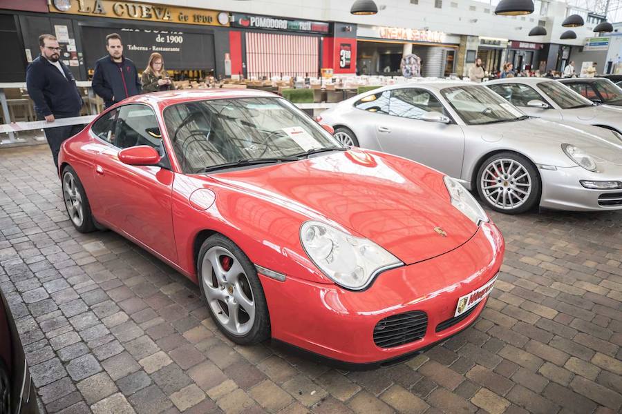 Desde las 10 de la mañana, los granadinos pueden visitar en el Centro Comercial Serrallo Plaza esta llamativa exposición repleta de coches de lujo. Diversos vehículos de marca Porsche están expuestos para los asistentes al lugar.