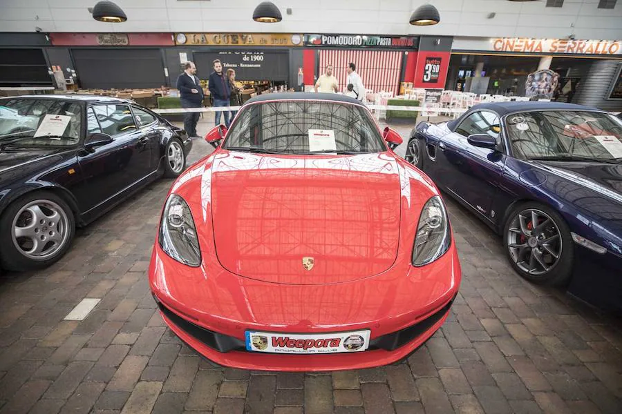 Desde las 10 de la mañana, los granadinos pueden visitar en el Centro Comercial Serrallo Plaza esta llamativa exposición repleta de coches de lujo. Diversos vehículos de marca Porsche están expuestos para los asistentes al lugar.