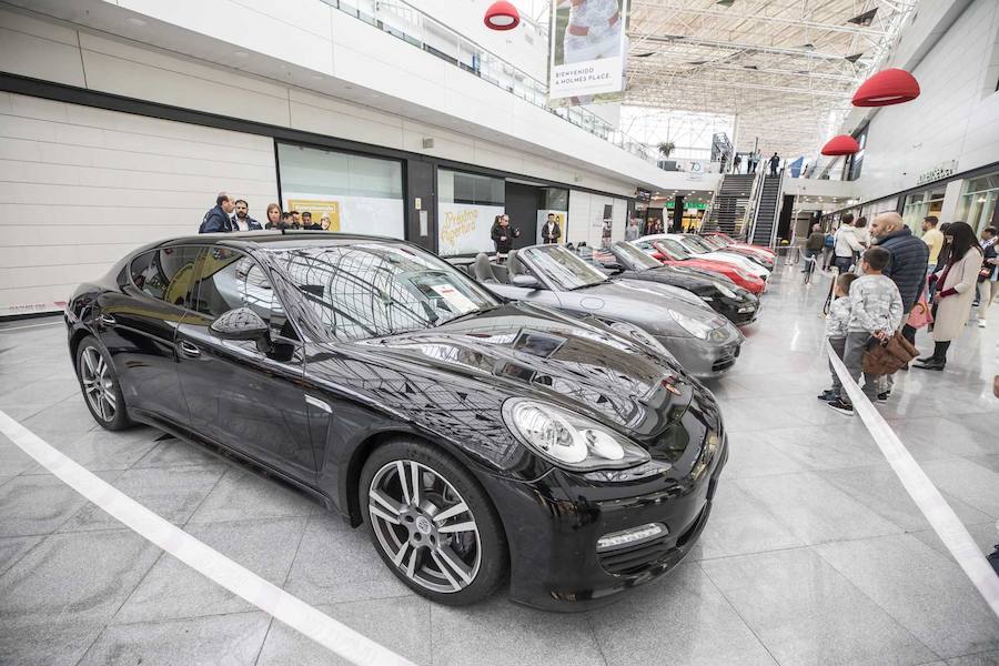 Desde las 10 de la mañana, los granadinos pueden visitar en el Centro Comercial Serrallo Plaza esta llamativa exposición repleta de coches de lujo. Diversos vehículos de marca Porsche están expuestos para los asistentes al lugar.