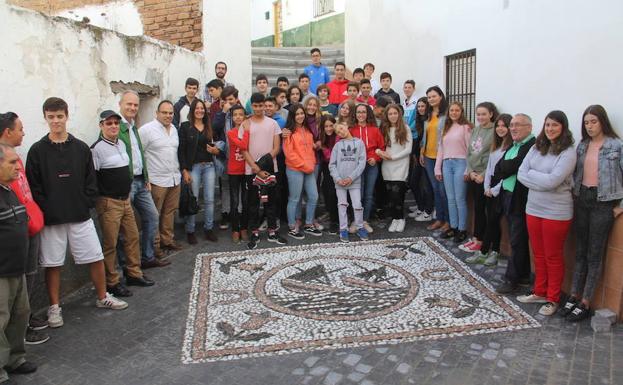 Imagen principal - El teniente del Servicio Marítimo agradeciendo el galardón y los alumnos del IES en el empedrado conmemorativo. 