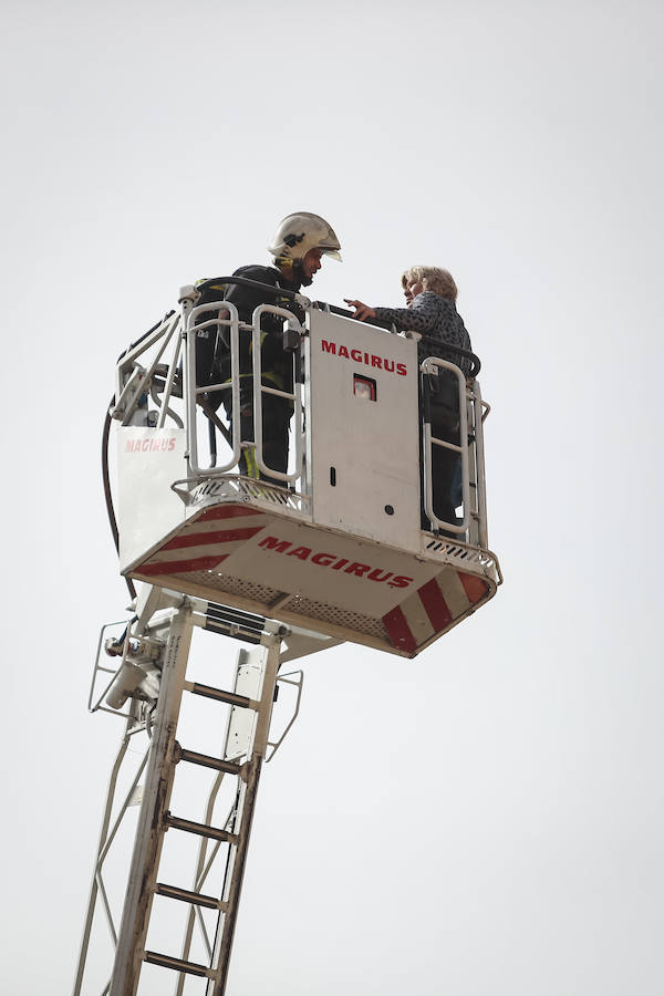 Efectivos del cuerpo de bomberos y de la Policía Local se han trasladado hasta el lugar de los hechos