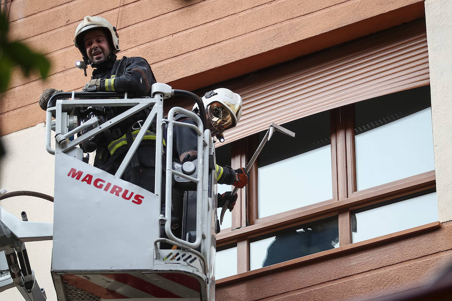 Efectivos del cuerpo de bomberos y de la Policía Local se han trasladado hasta el lugar de los hechos