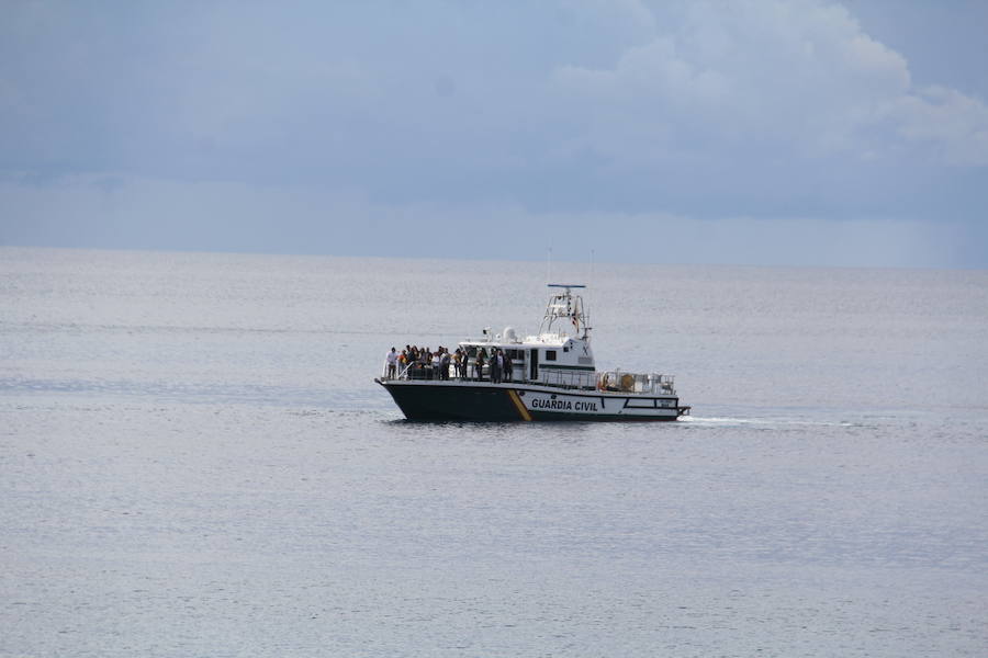 Ofrenda florar a los muertos en el mar desde la embarcación Río Aragón de la Guardia Civil. 