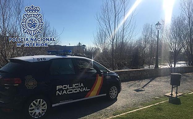 Agentes de la Policía Nacional en Granada impiden que una mujer se precipite al vacío en el Sacromonte