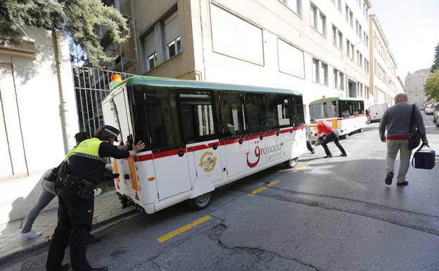 El tren, parado en la calle Rector López Argüeta.