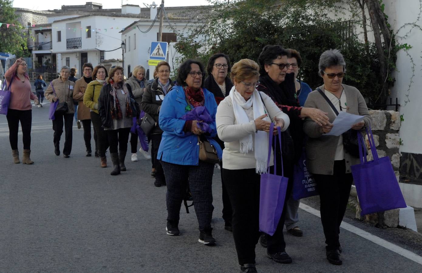 250 mujeres pertenecientes a 35 asociaciones alpujarreñas se han dado cita en Juviles para conocer los encantos del pueblo, asistir a charlas, al teatro y el cante y participar en varios talleres