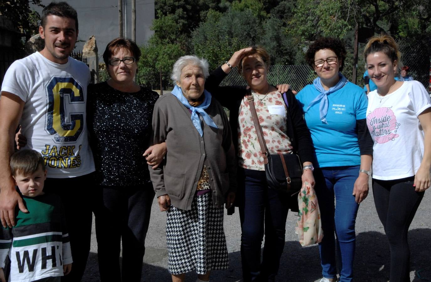 250 mujeres pertenecientes a 35 asociaciones alpujarreñas se han dado cita en Juviles para conocer los encantos del pueblo, asistir a charlas, al teatro y el cante y participar en varios talleres