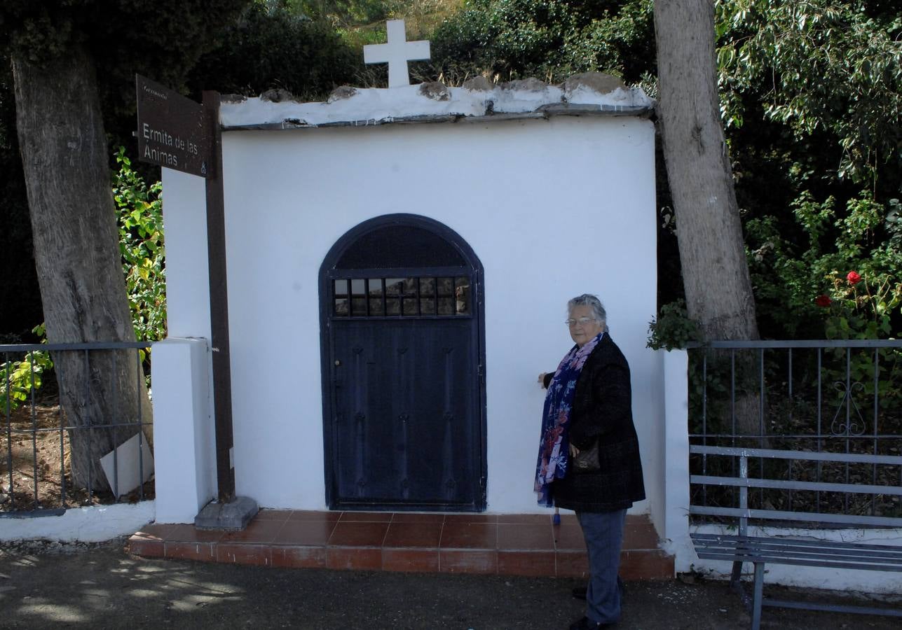 250 mujeres pertenecientes a 35 asociaciones alpujarreñas se han dado cita en Juviles para conocer los encantos del pueblo, asistir a charlas, al teatro y el cante y participar en varios talleres