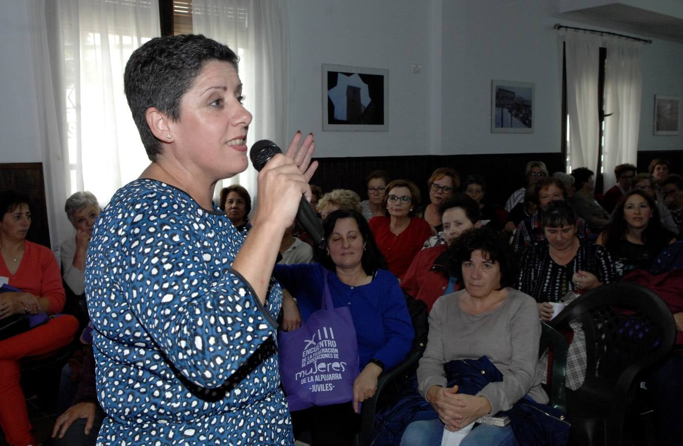 250 mujeres pertenecientes a 35 asociaciones alpujarreñas se han dado cita en Juviles para conocer los encantos del pueblo, asistir a charlas, al teatro y el cante y participar en varios talleres