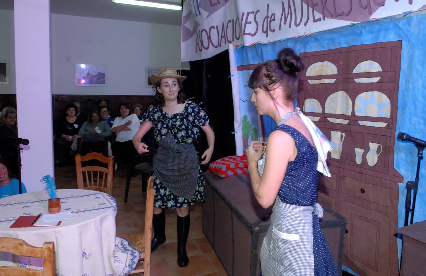 250 mujeres pertenecientes a 35 asociaciones alpujarreñas se han dado cita en Juviles para conocer los encantos del pueblo, asistir a charlas, al teatro y el cante y participar en varios talleres