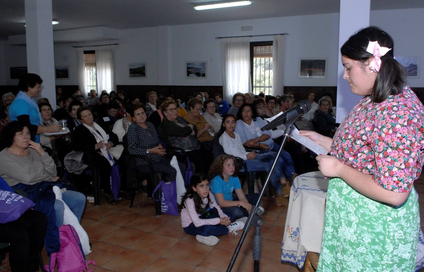 250 mujeres pertenecientes a 35 asociaciones alpujarreñas se han dado cita en Juviles para conocer los encantos del pueblo, asistir a charlas, al teatro y el cante y participar en varios talleres