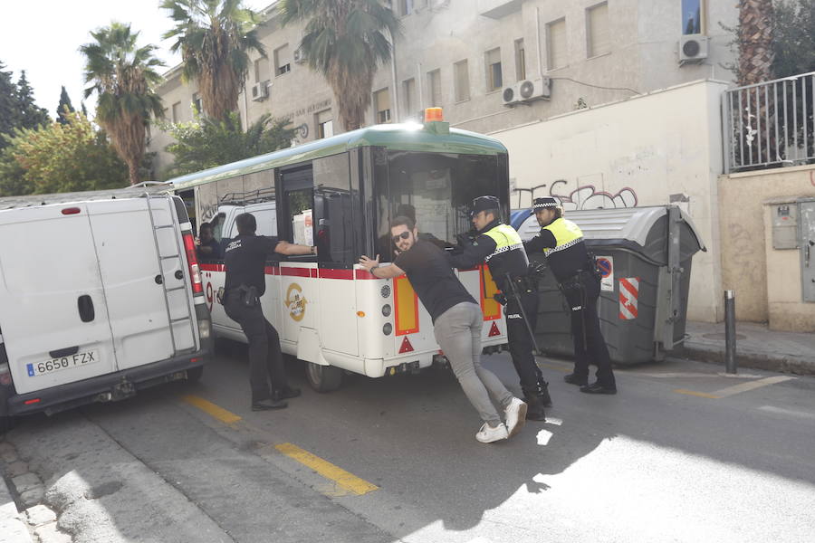 Una nueva avería del tren turístico de Granada capital, que retomó su actividad hace doce días tras subsanar los problemas de seguridad por los que el Ayuntamiento suspendió su circulación de forma cautelar, ha afectado al tráfico de la ciudad, después de que se haya quedado parado en la céntrica calle Rector López Argüeta