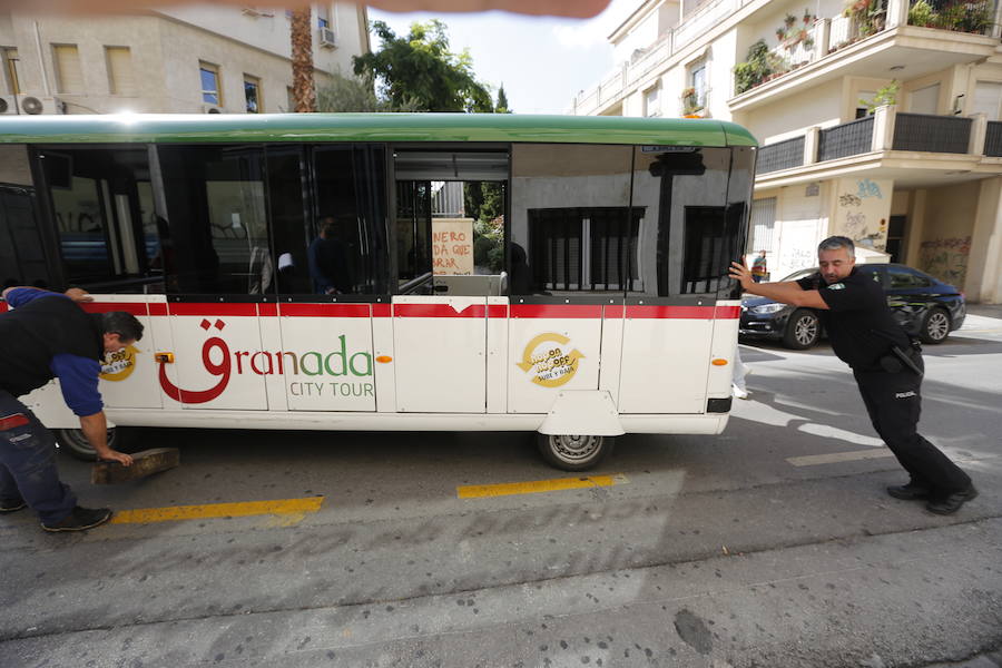 Una nueva avería del tren turístico de Granada capital, que retomó su actividad hace doce días tras subsanar los problemas de seguridad por los que el Ayuntamiento suspendió su circulación de forma cautelar, ha afectado al tráfico de la ciudad, después de que se haya quedado parado en la céntrica calle Rector López Argüeta