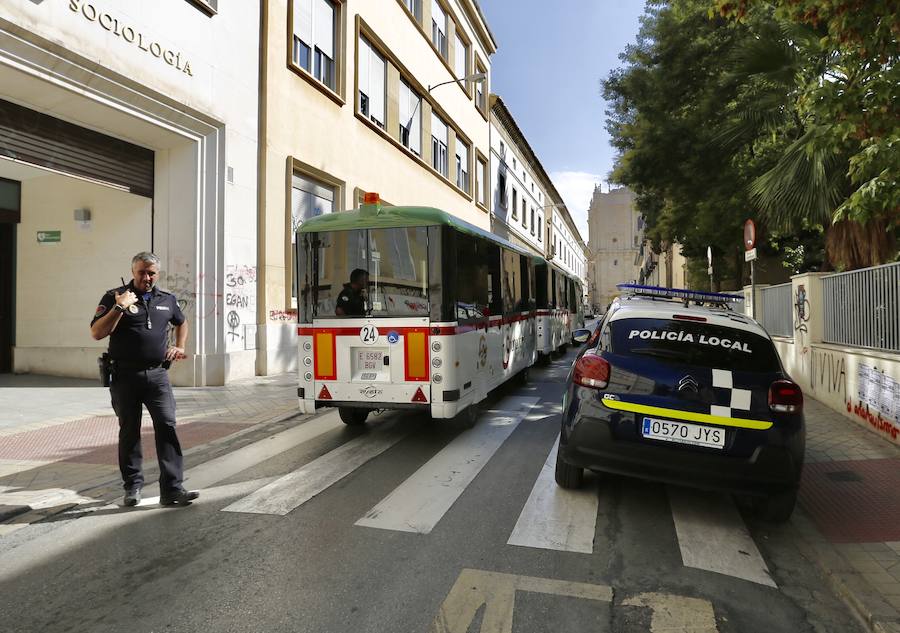 Una nueva avería del tren turístico de Granada capital, que retomó su actividad hace doce días tras subsanar los problemas de seguridad por los que el Ayuntamiento suspendió su circulación de forma cautelar, ha afectado al tráfico de la ciudad, después de que se haya quedado parado en la céntrica calle Rector López Argüeta