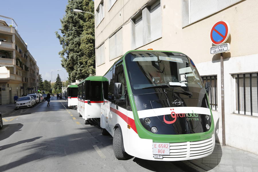 Una nueva avería del tren turístico de Granada capital, que retomó su actividad hace doce días tras subsanar los problemas de seguridad por los que el Ayuntamiento suspendió su circulación de forma cautelar, ha afectado al tráfico de la ciudad, después de que se haya quedado parado en la céntrica calle Rector López Argüeta