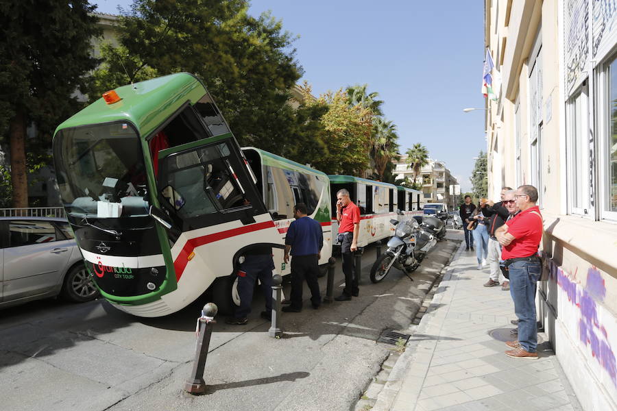 Una nueva avería del tren turístico de Granada capital, que retomó su actividad hace doce días tras subsanar los problemas de seguridad por los que el Ayuntamiento suspendió su circulación de forma cautelar, ha afectado al tráfico de la ciudad, después de que se haya quedado parado en la céntrica calle Rector López Argüeta