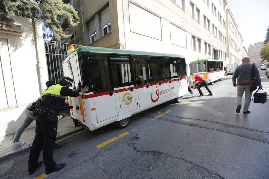 Una nueva avería del tren turístico de Granada capital, que retomó su actividad hace doce días tras subsanar los problemas de seguridad por los que el Ayuntamiento suspendió su circulación de forma cautelar, ha afectado al tráfico de la ciudad, después de que se haya quedado parado en la céntrica calle Rector López Argüeta