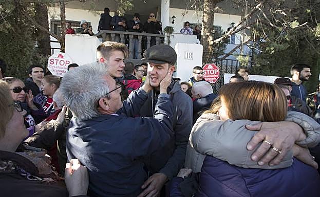 Afectados por un desahucio en Las Gabias abrazan a las personas que han ayudado a pararlo(Archivo IDEAL). 